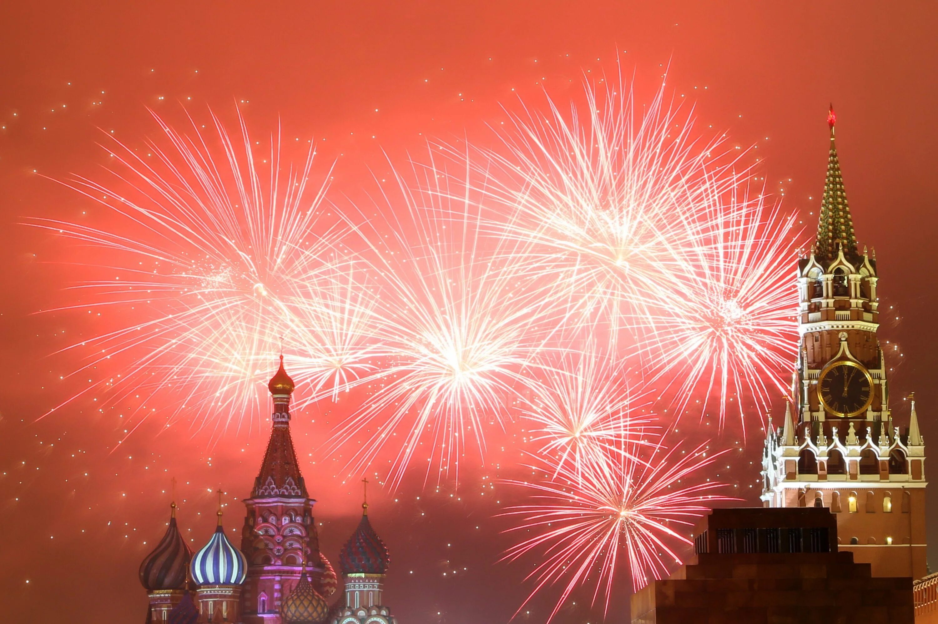 9 май кремль. Москва Кремль салют. Салют 9 мая Москва Кремль. Спасская башня салют 1945 год. Салют Победы в Москве.