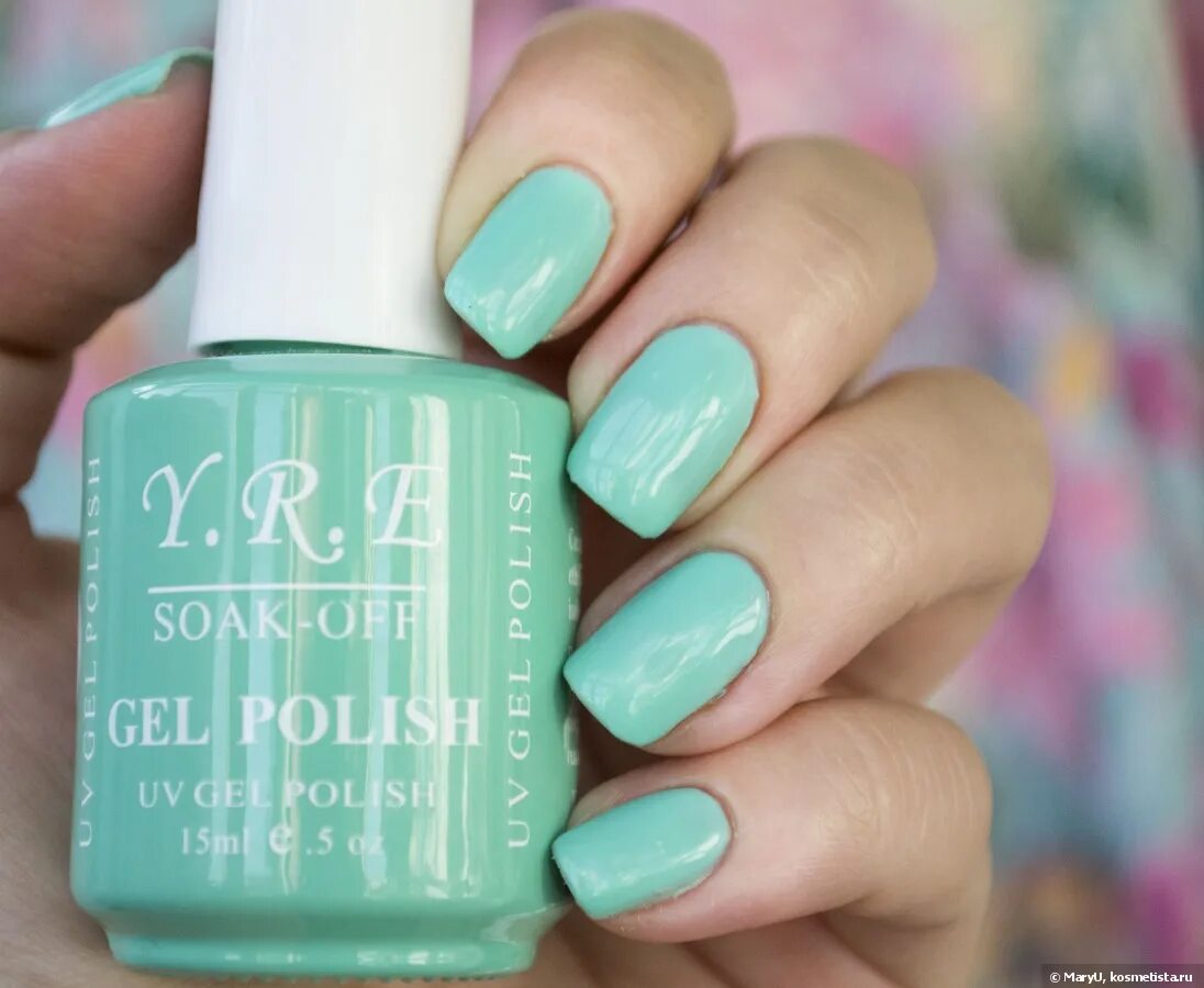 Essie mint candy apple. Шеллак мятный. Мятный маникюр на короткие ногти. Мятный маникюр. Маникюр мятный с белым.