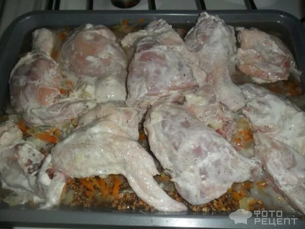 гречка с курицей в духовке. гречка в духовке с курицей под сыром. окорочка куриные — 2 штуки. окорочка в тесте. гречка с курицей в духовке под фольгой.