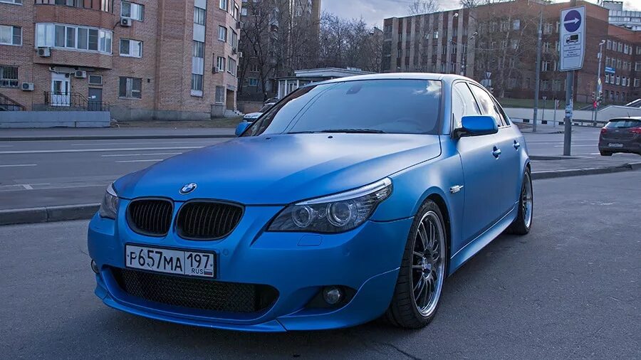 Цвета бмв е60. BMW e60 голубая. BMW e60 синяя. БМВ 5 е60. BMW 5 e60 матовая.
