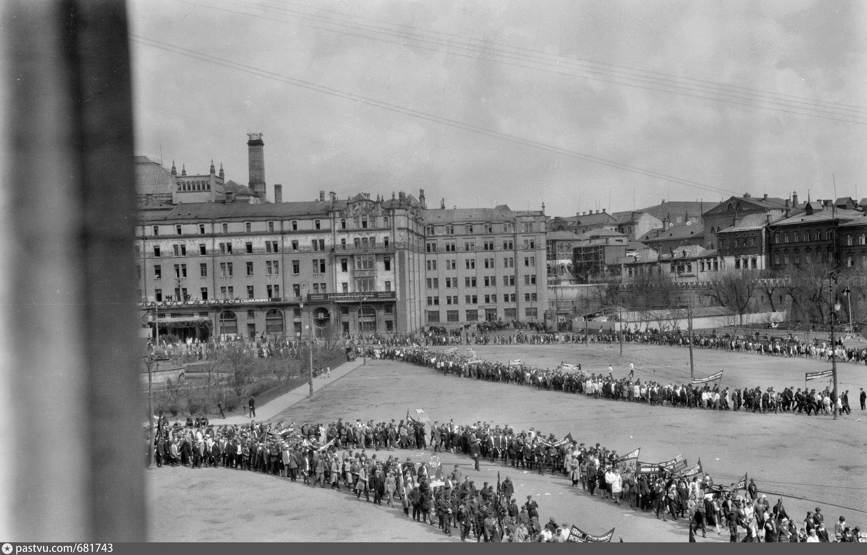 Первомайский парад в москве в 1931 году. Храм николы большой крест на ильинке. Москва 1930 год. Транспортный коллапс в москве 1931. Москва в 1930-е годы.
