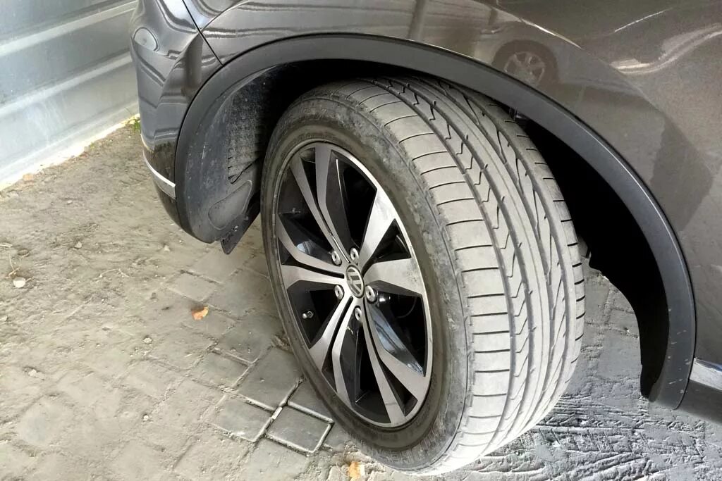 Вывернутые колеса на авто. Вывернуло колесо у автомобиля. Фото машины с вывернутым колесом на литье. Вывернутые колеса при стоянке. Колесо автомобиля на дороге.