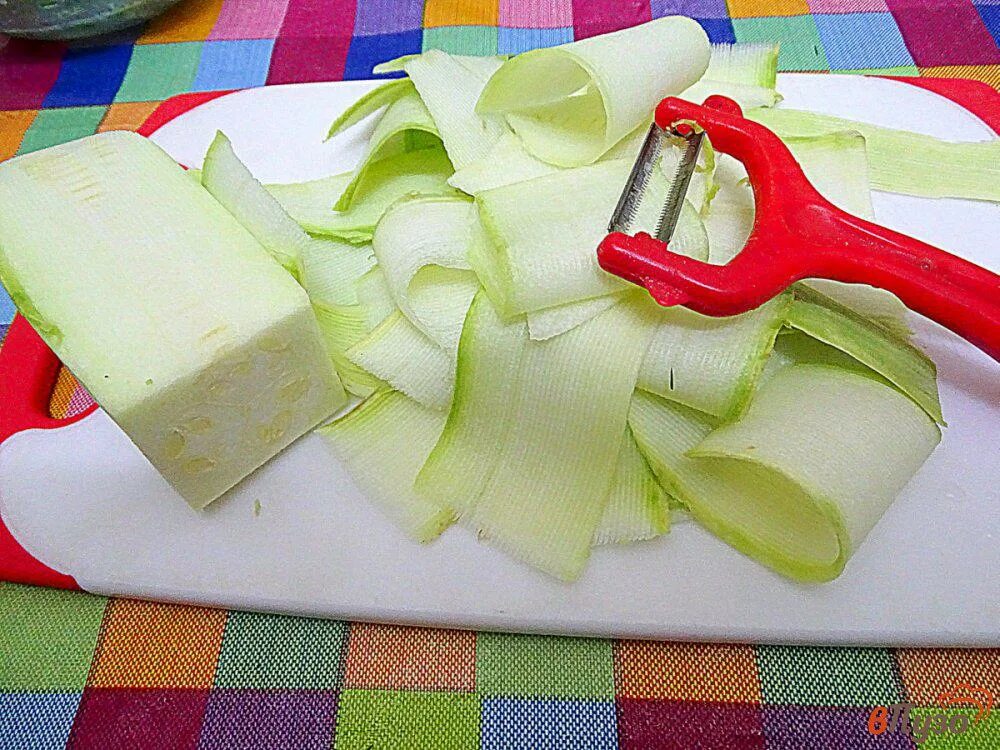 Огурец порезанный слайсами. Картофель нарезанный ломтиками. Огурец нарезать тонкими слайсами. Нарезать огурцы овощечисткой. Украшения из огурца и морковки.