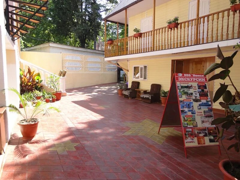 Гостиница грааль лоо. Сочи поселок лоо улица декабристов. Тихий дворик гостиница лоо. Декабристов 149 лоо. Гостевой дом жасмин в лоо.