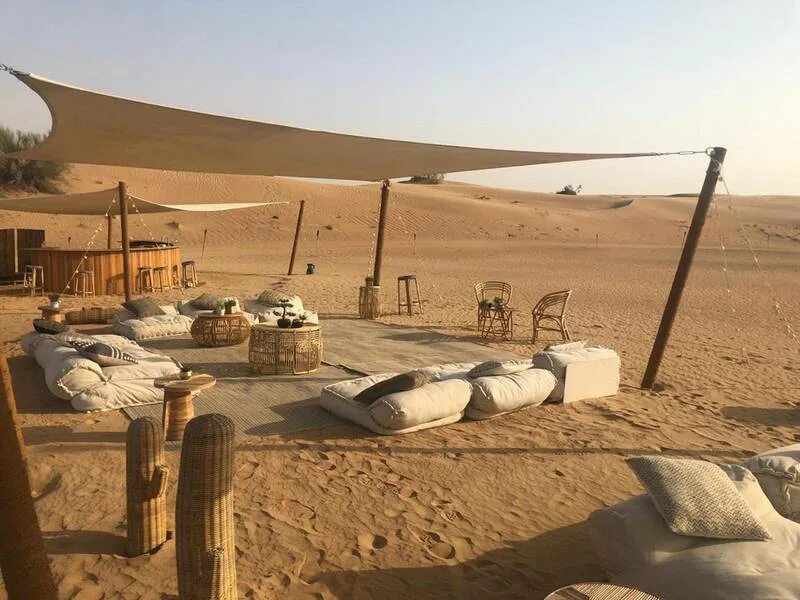 Dubai camp. Деревня бедуинов Абу Даби. Абу Даби экскурсии в пустыню. Отель в пустыне ритрит Дубай.. Песчаные Барханы Дубай.