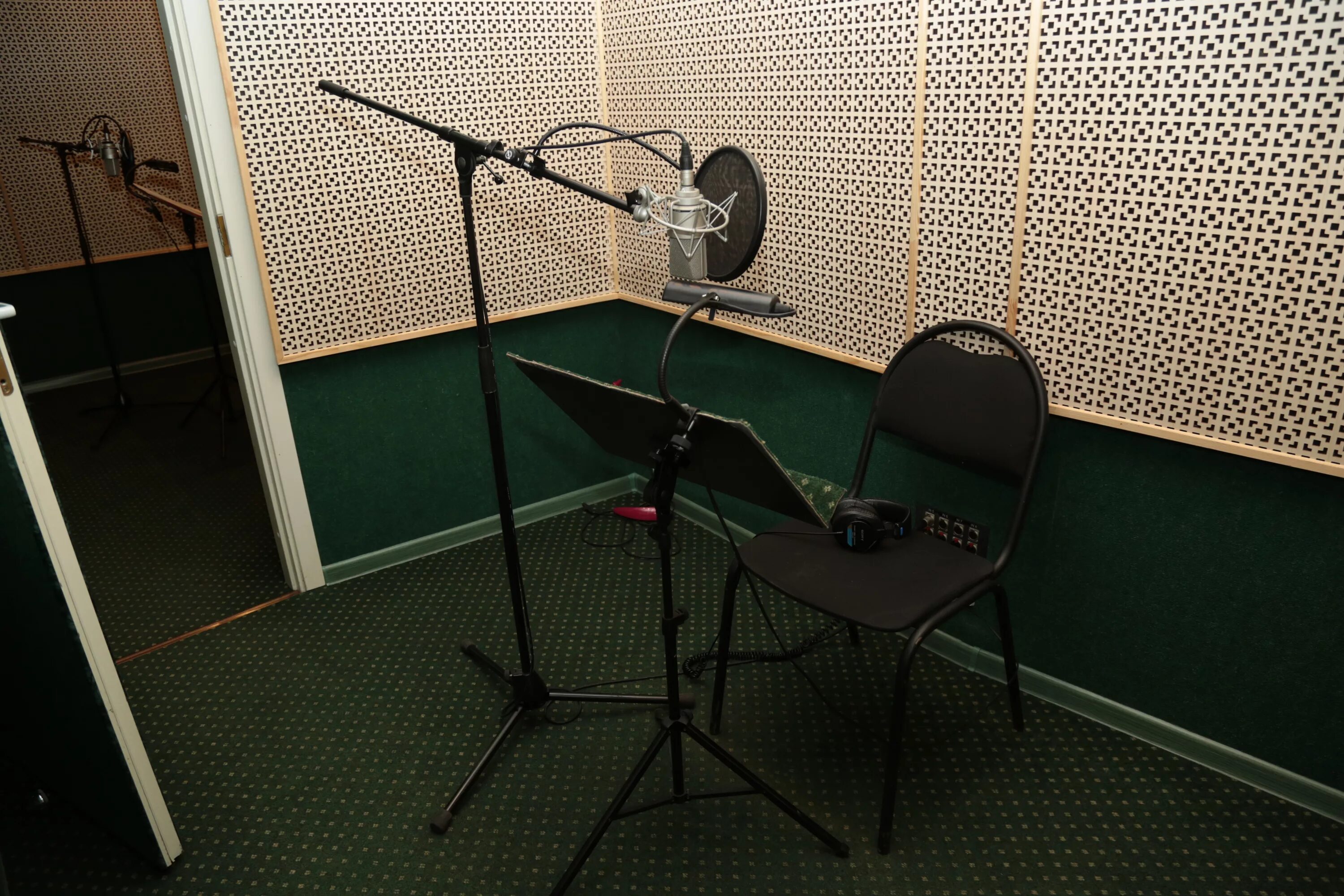 актер озвучивания. кипарис студия дубляжа. актер сергей бурунов. озвучивает в студии. студия кипарис озвучка.