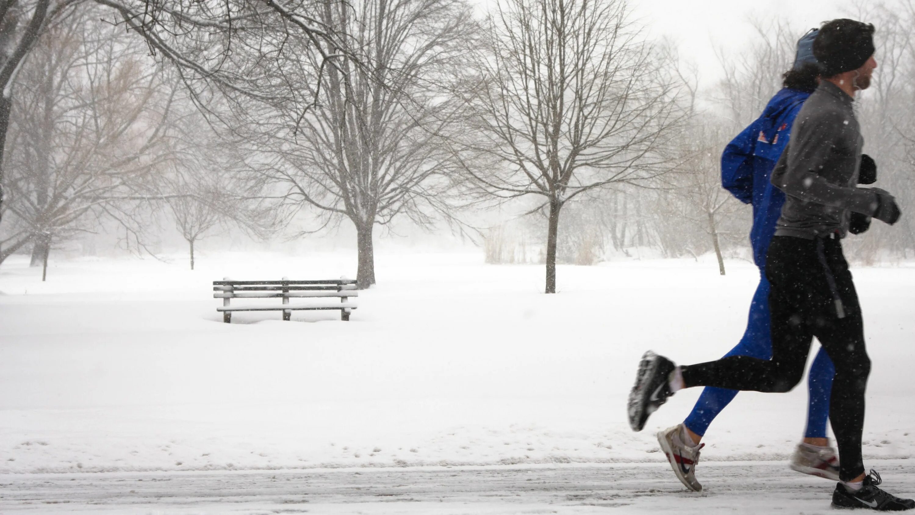 Бегущий человек зимой. Девушка бежит зимой. Зимняя пробежка. Бег зимой на улице.