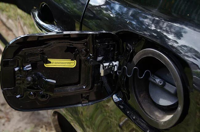 Geely открыть бак. Бензобак geely emgrand x7. лючок бензобака джили. топливный бак бензобак geely emgrand x7. снять лючок бензобака на джили эмгранд ес7.