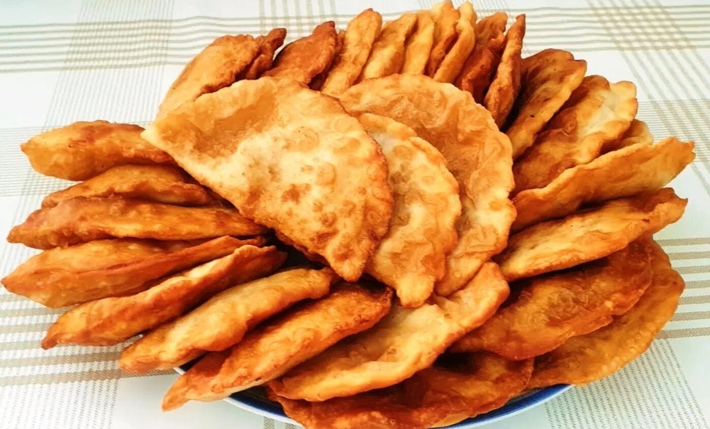 Мясной фарш для чебуреков. Корка чебурека. Крымские чебуреки. Чебуреки шобутинская рецепт. Чебуреки с мясом.
