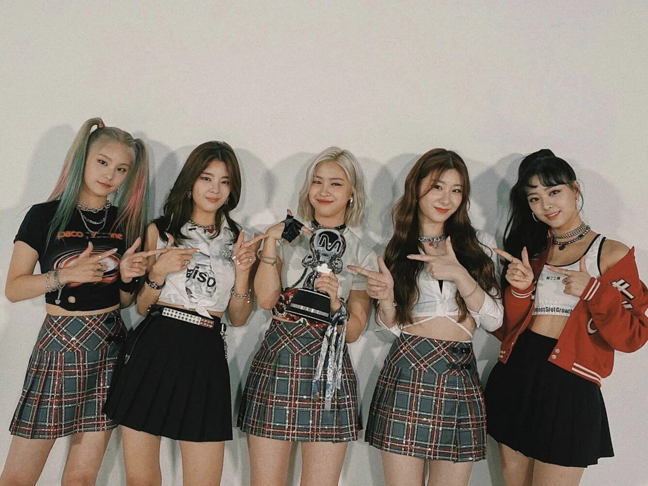 Itzy blackpink. K pop группа itzy. группа itzy 2025. группа itzy участницы 2025. корейская группа itzy участницы.