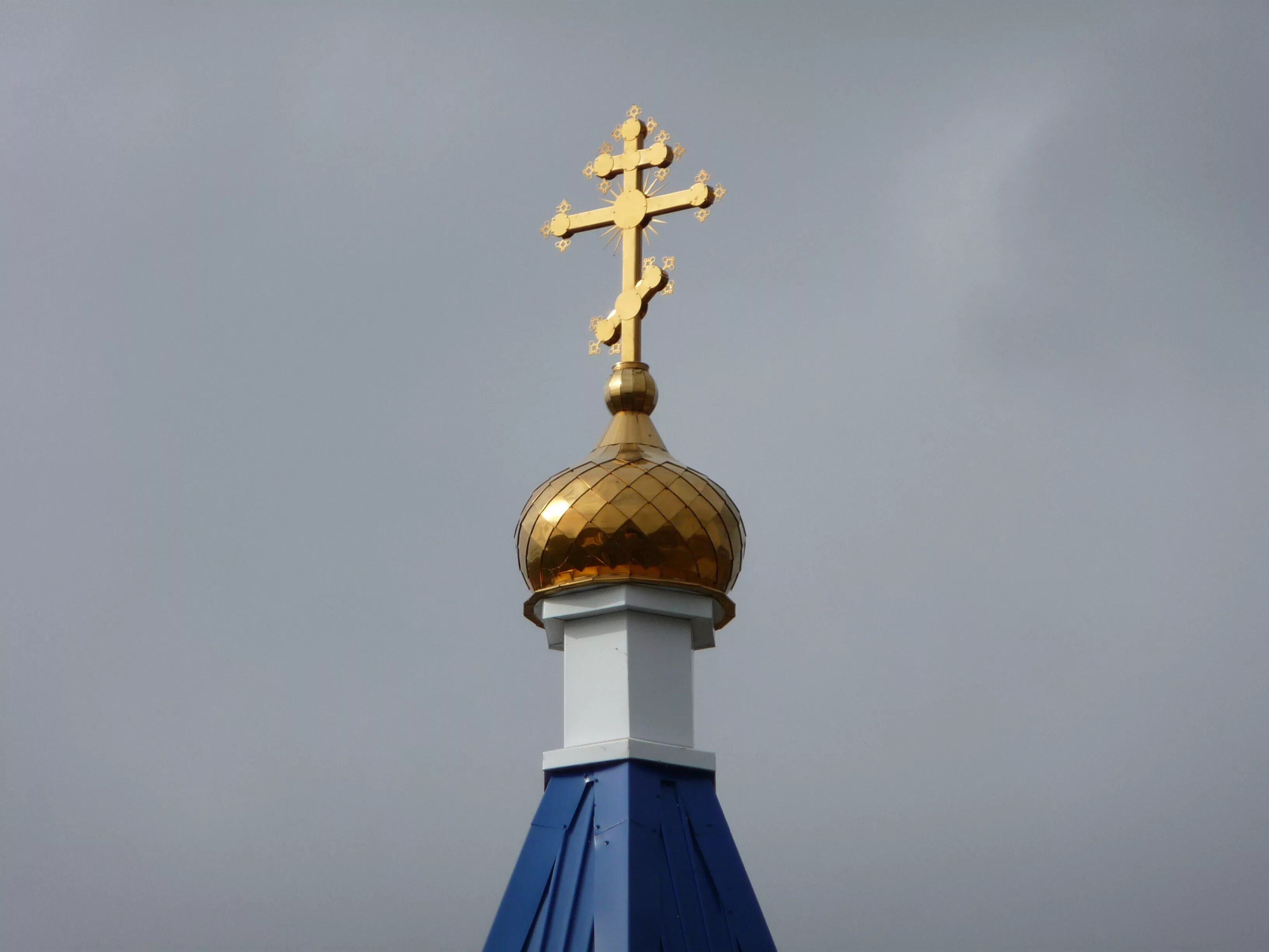 Крест на куполе. Крест на куполе. Крест на куполе. Кресты на куполах православных храмов. Накупольный крест.