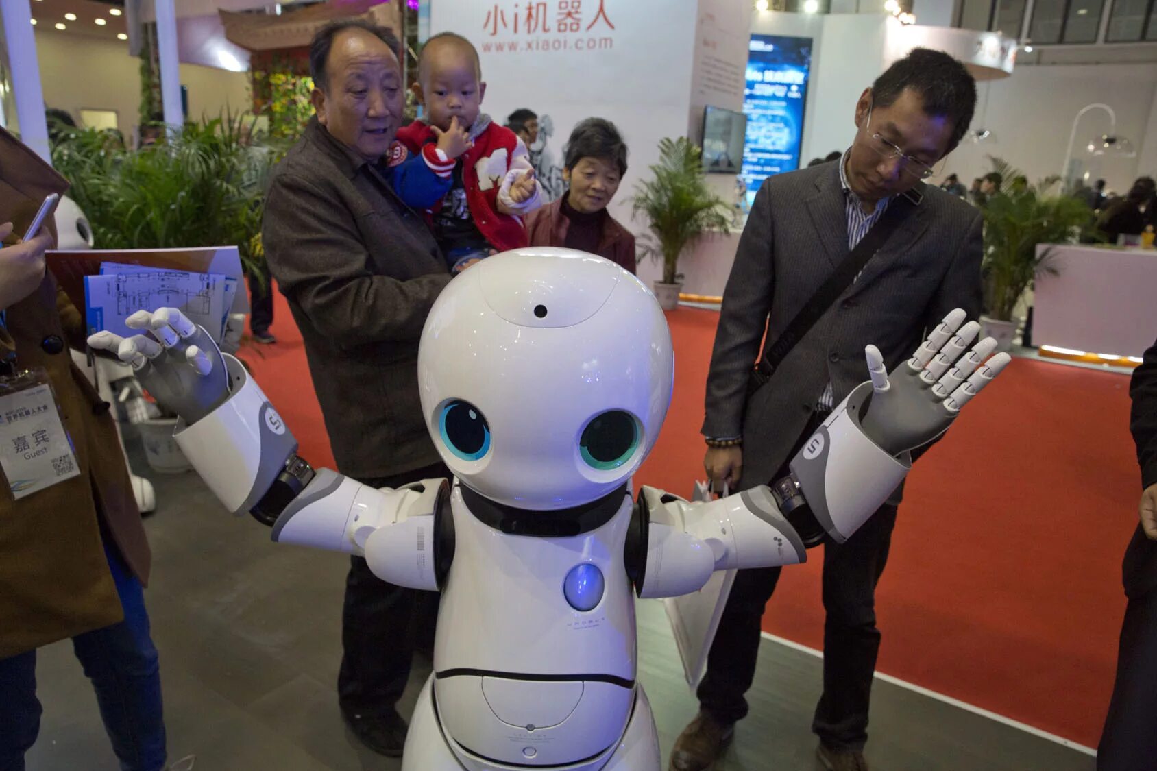 Нападение роботов. Самые милые роботы в мире. Мир роботов. Китайские роботы. Роботы в реальной жизни.