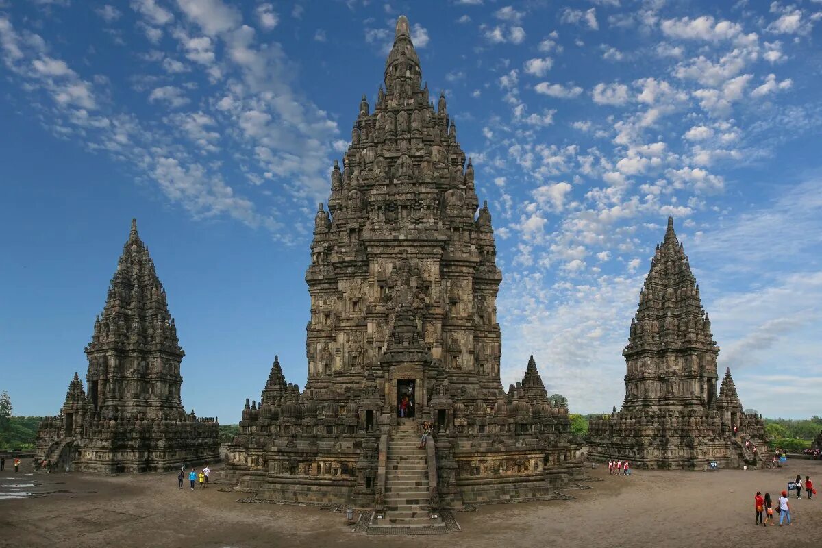 Остров ява храм боробудур. Храмовый комплекс прамбанан. Храм прамбанан ява. Прамбанан индонезия. Храмовый комплекс прамбанан в индонезии.