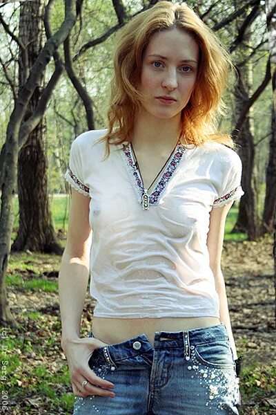 идут сутулятся по темным улицам и клеши. идут сутулятся по темным улицам и клеши. прохожие на улице. темные улицы города. осторожно клещи.