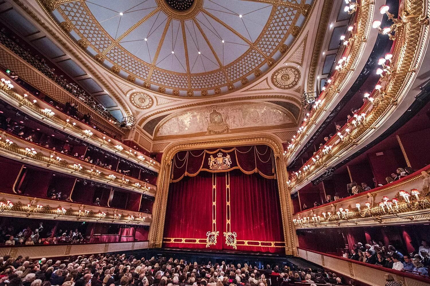 Театр ковент гарден в лондоне. Famous london theatre. Ковент гарден в лондоне. Королевский оперный театр covent garden. Королевский театр ковент-гарден.