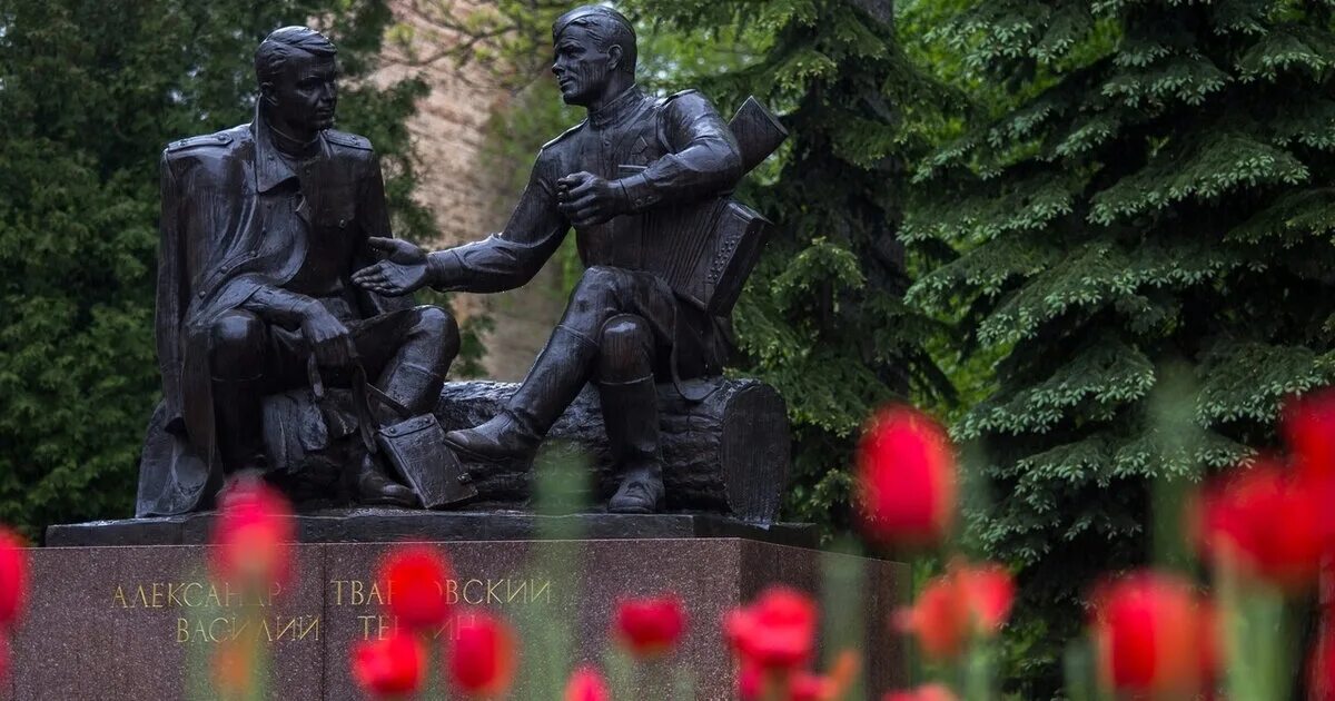 Памятник Василию Теркину в Смоленске. Памятник Александру Твардовскому и Василию Тёркину в Смоленске. Памятник Твардовскому в Смоленске. Памятник Александру Твардовскому в Смоленске. Памятник теркину в смоленске