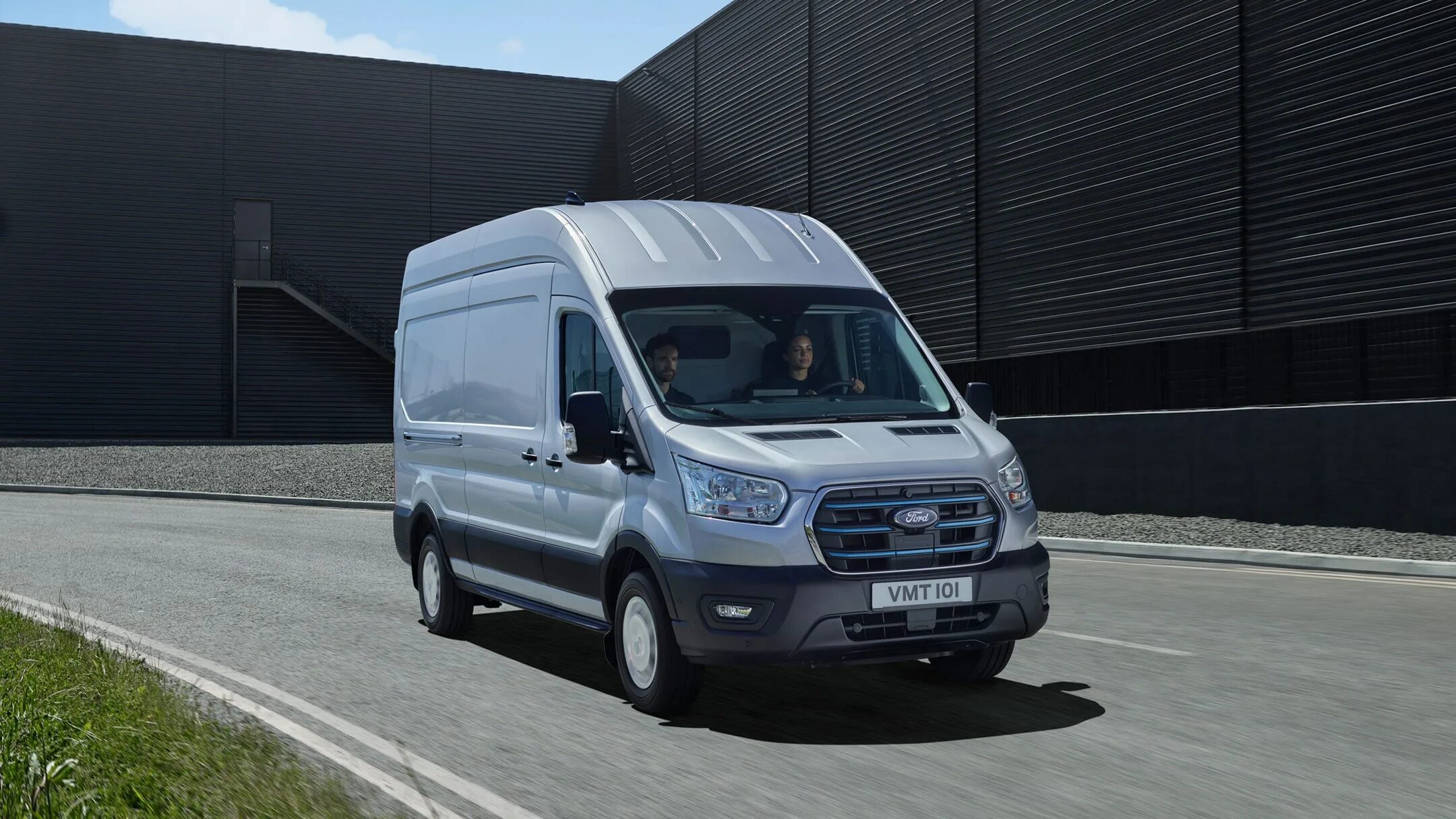 Ford transit 2022. Электрический форд транзит. Электрический форд транзит каб. Форд транзит 2021. Форд транзит фургон 2022.