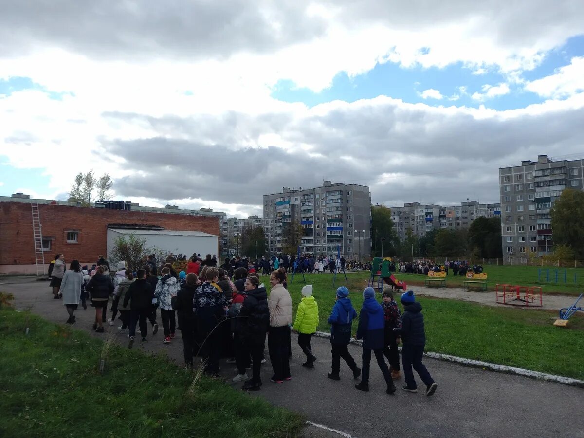 Эвакуация ульяновск. Службы оцепили дом. Эвакуация в ульяновске сегодня. Каток у аквамолла ульяновск 2023. Заминировали школы в ульяновске.