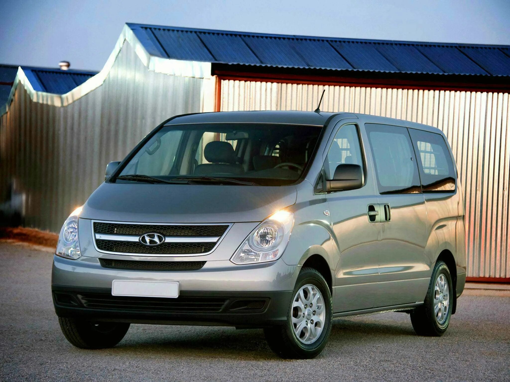 Куплю автомобиль минивэн. Hyundai h-1. Хендай Старекс h1 2012. Hyundai h1 2021. Hyundai h1 Minivan.