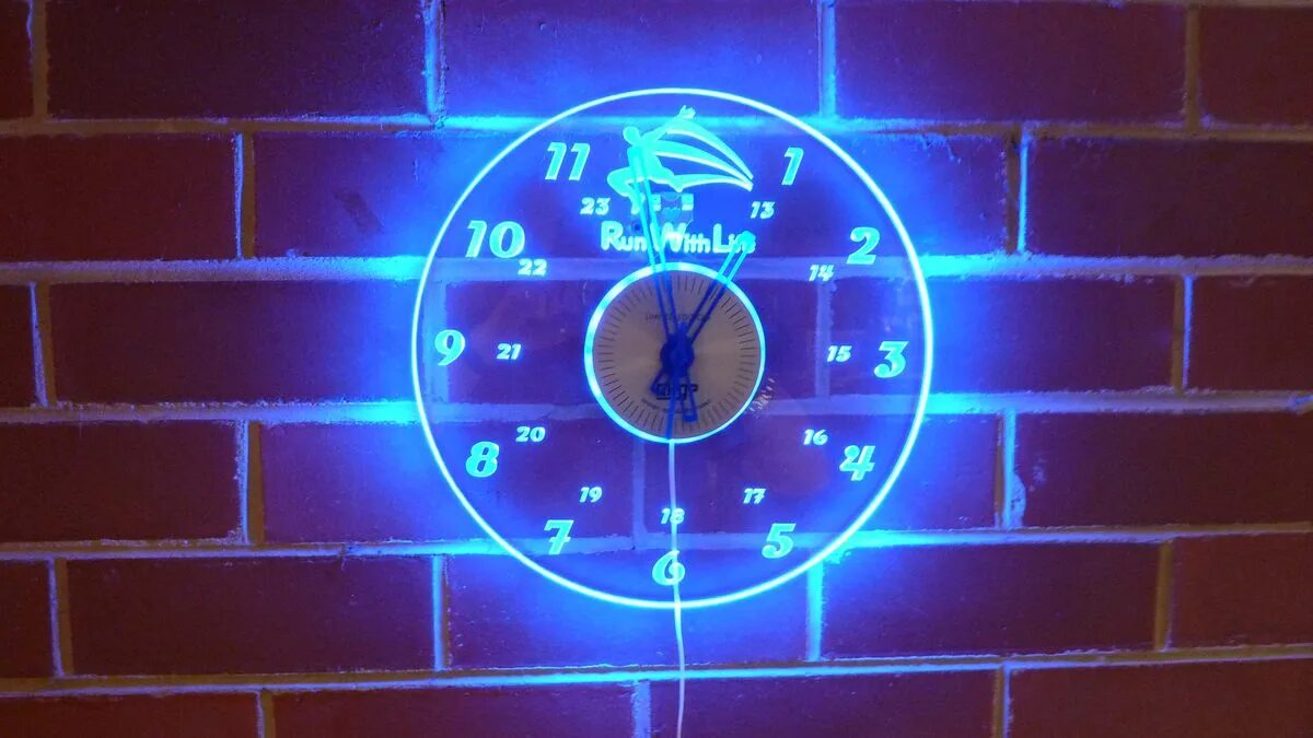 Сделай часы на максимальную яркость. Настенные часы с подсветкой. Часы с подсветкой на стену. Часы из оргстекла с подсветкой. Часы настенные со светодиодной подсветкой.