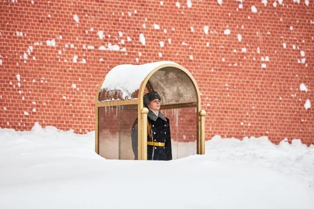 Там не бывает снега 2021. Кремлевский караул в снегу. Снег в Москве 2021. Москва снегопад 2021. Караул зимой.