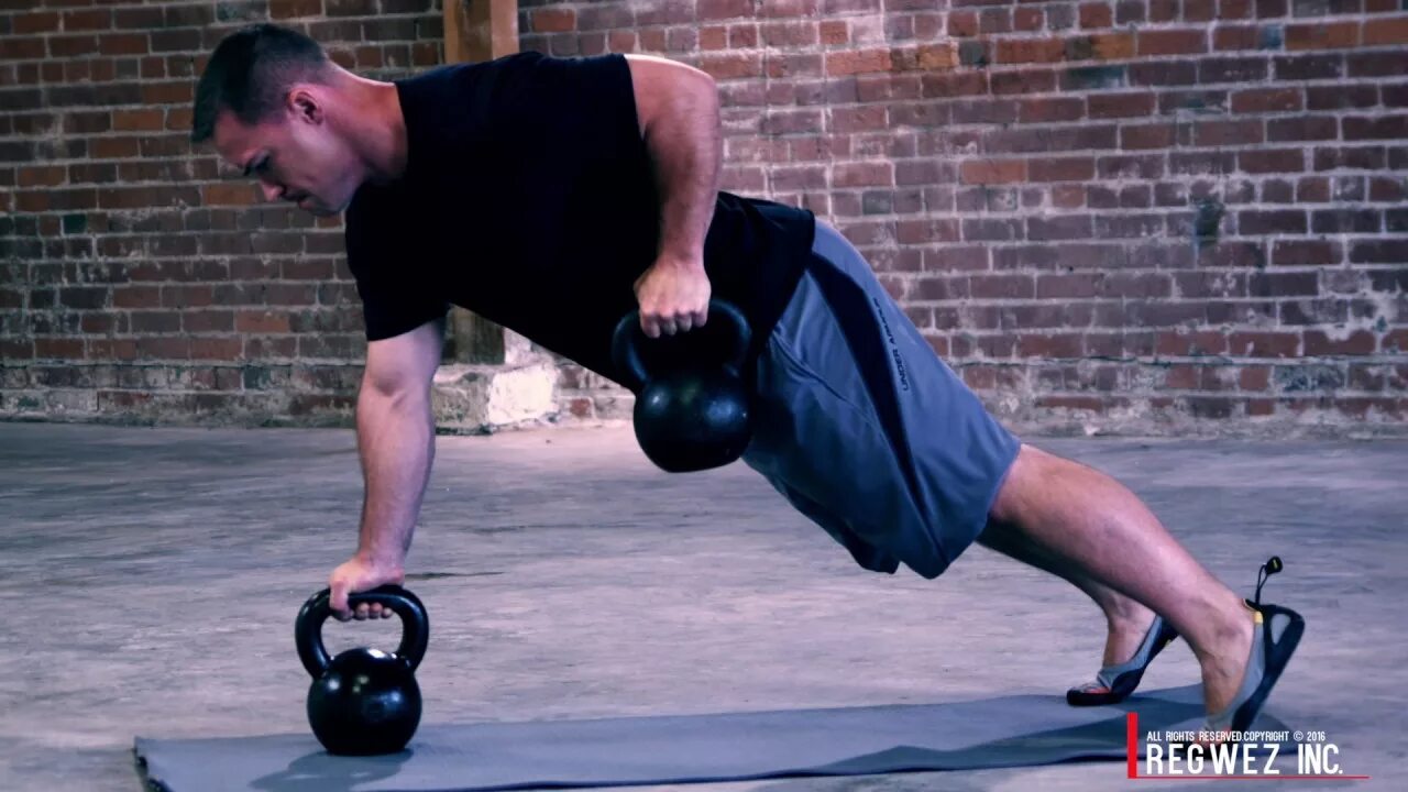 Help to row. Kettlebell renegade row. гиря на трицепс. renegade row push ups. kettlebell grip.