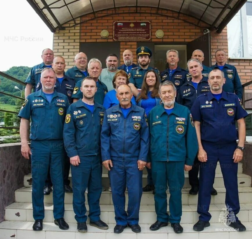 Спасатели кчс таджикистана. База мчс. Инструменты спасателей мчс. Работа на высоте падение. Квалификационные характеристике спасателей.