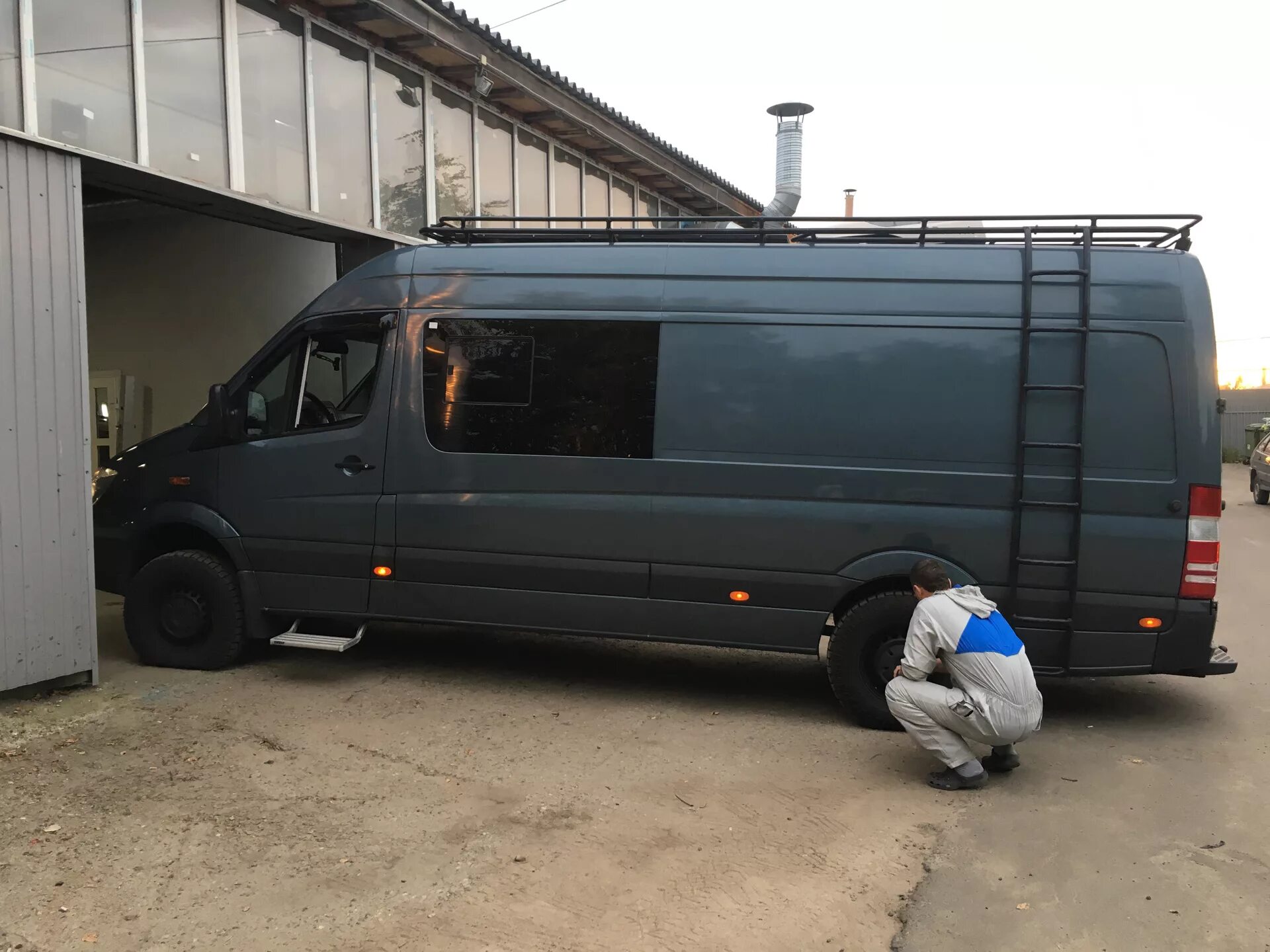 Mercedes sprinter кузов. Мерседес Спринтер 906 кузов. Кузов Спринтер Мерседес Спринтер 906. Спринтер 907 цельнометаллический. Мерседес Спринтер 907 кузов.