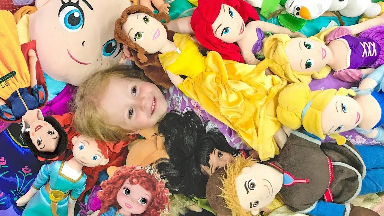 Много игрушек кукол. Много игрушек Дисней. Здесь куклы. Миллионы игрушки.