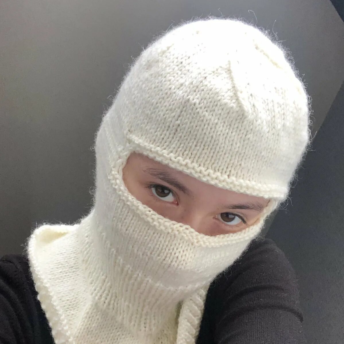 Балаклава 2021 тренд. Связать балаклаву для девочки. Шапка-шлем для девочки. Балаклава вяженная 2022 вязаная. Подшлемник вязаный.
