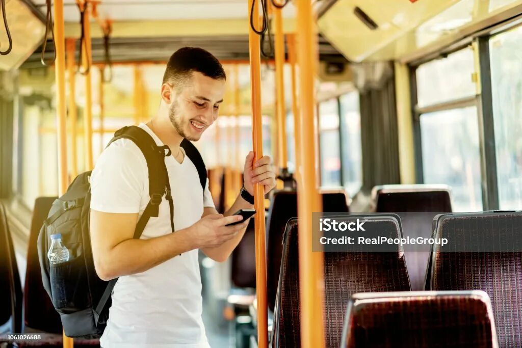 Смартфоны в общественном транспорте. Рассказы парни в автобусе. Автобус. Человек сидит в автобусе. Парень едет в автобусе.