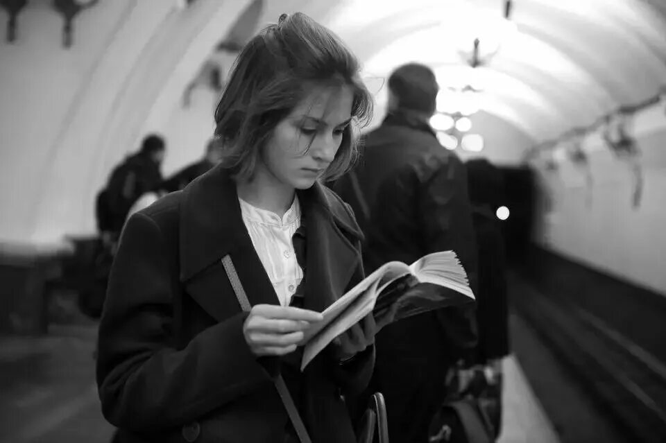 Девушки в метро. Она читает в метро