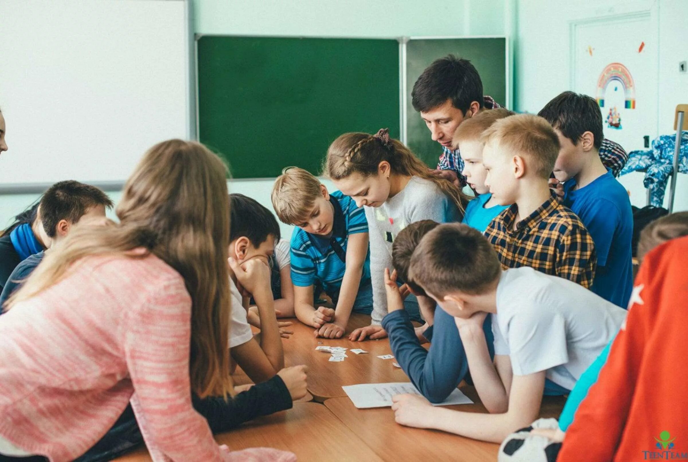 Дети в классе. Игра на уроке. Дискуссия в начальной школе. Дискуссия на уроке. Игра с учениками на уроке