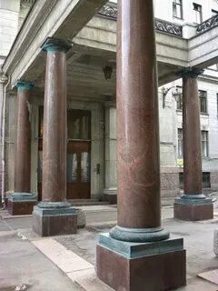 Рядом с колонной