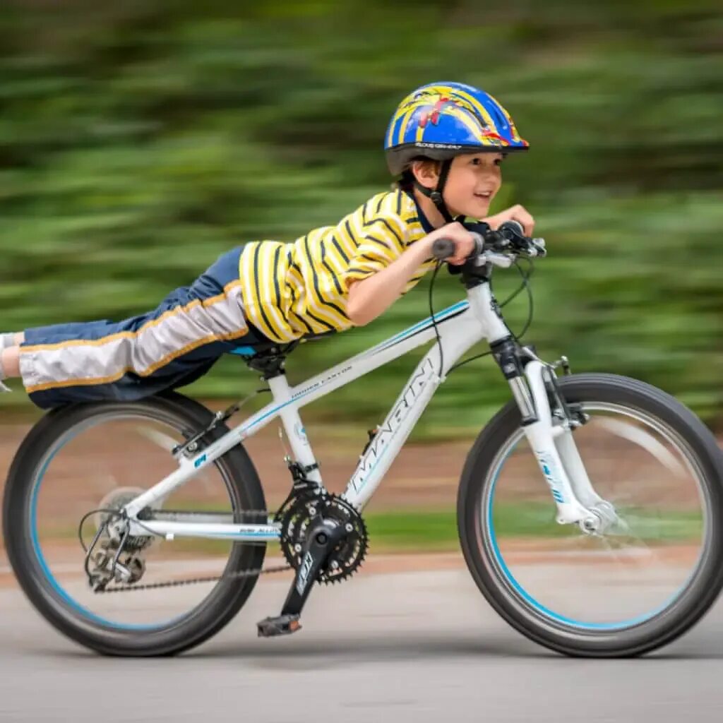 Ride a fly bike. Подростки на великах. Подросток на велосипеде. Велосипед Bike. Мальчик на велосипеде.