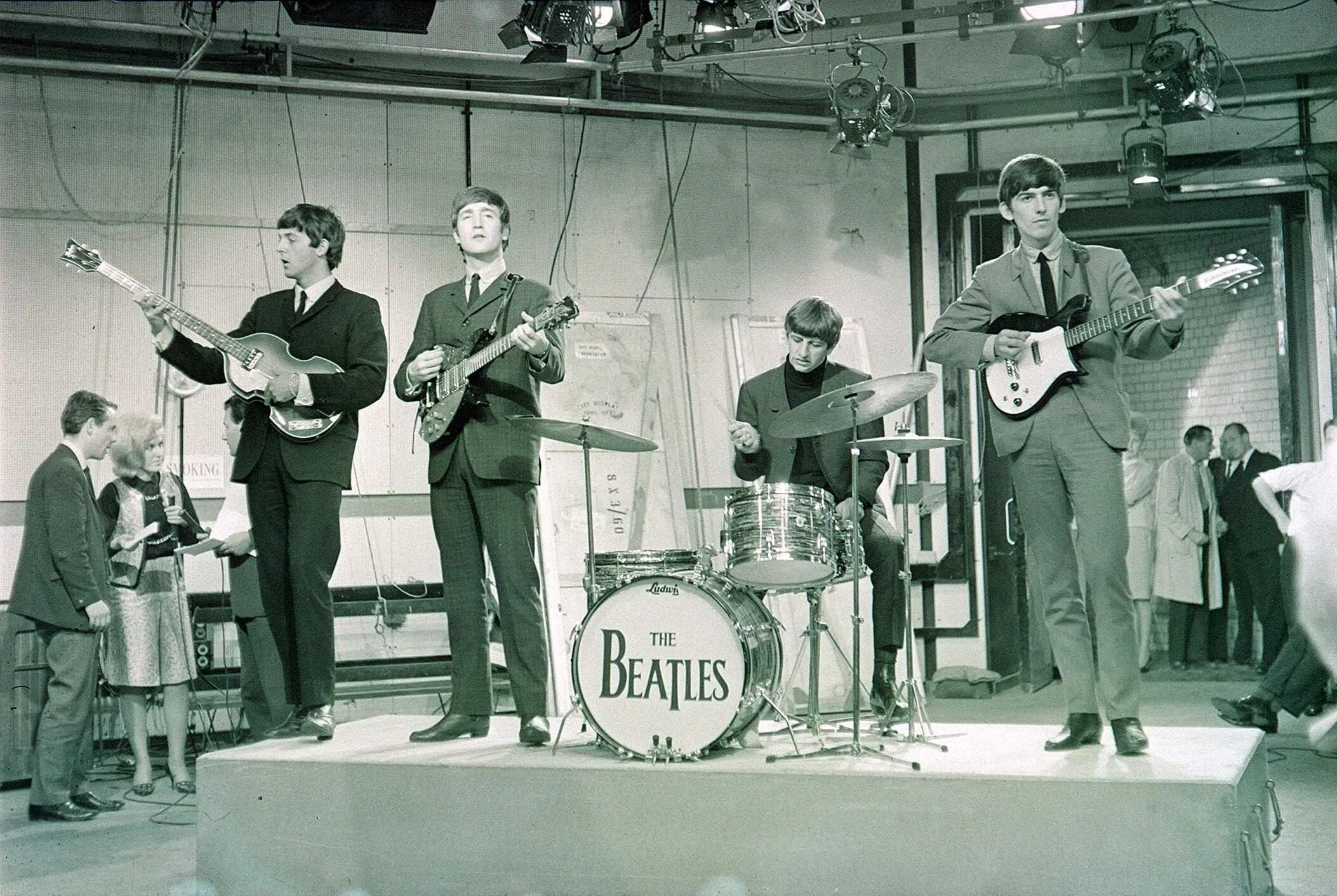 Песни 1960 х. 1963 — Первое выступление группы the Beatles на телевидении.. The Beatles концерт 1963. Битлз 1964 год. Битлз 1963г.