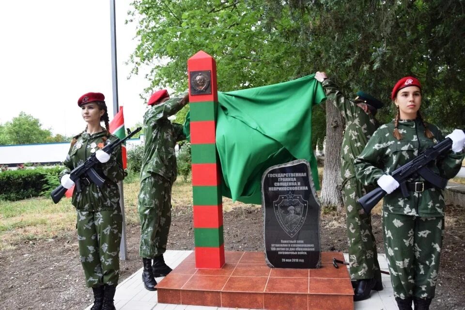 Фуражка пограничника фсб. Фуражка погранвойск 1993. Фуражка офицера дании 1940. Фуражка м14 российской империи. Зеленая фуражка.