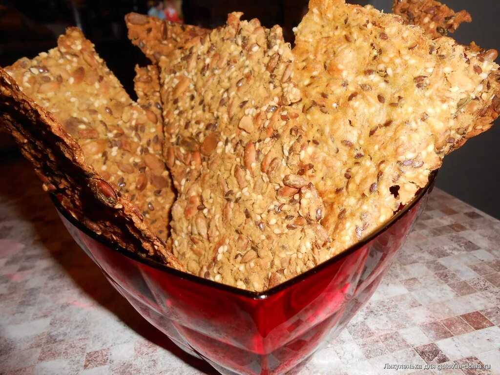 Хлебцы из семян. Хлебная чипса с семечками. Льняные хлебцы домашние. Низкокалорийные хлебцы. Хлебцы из семечек.