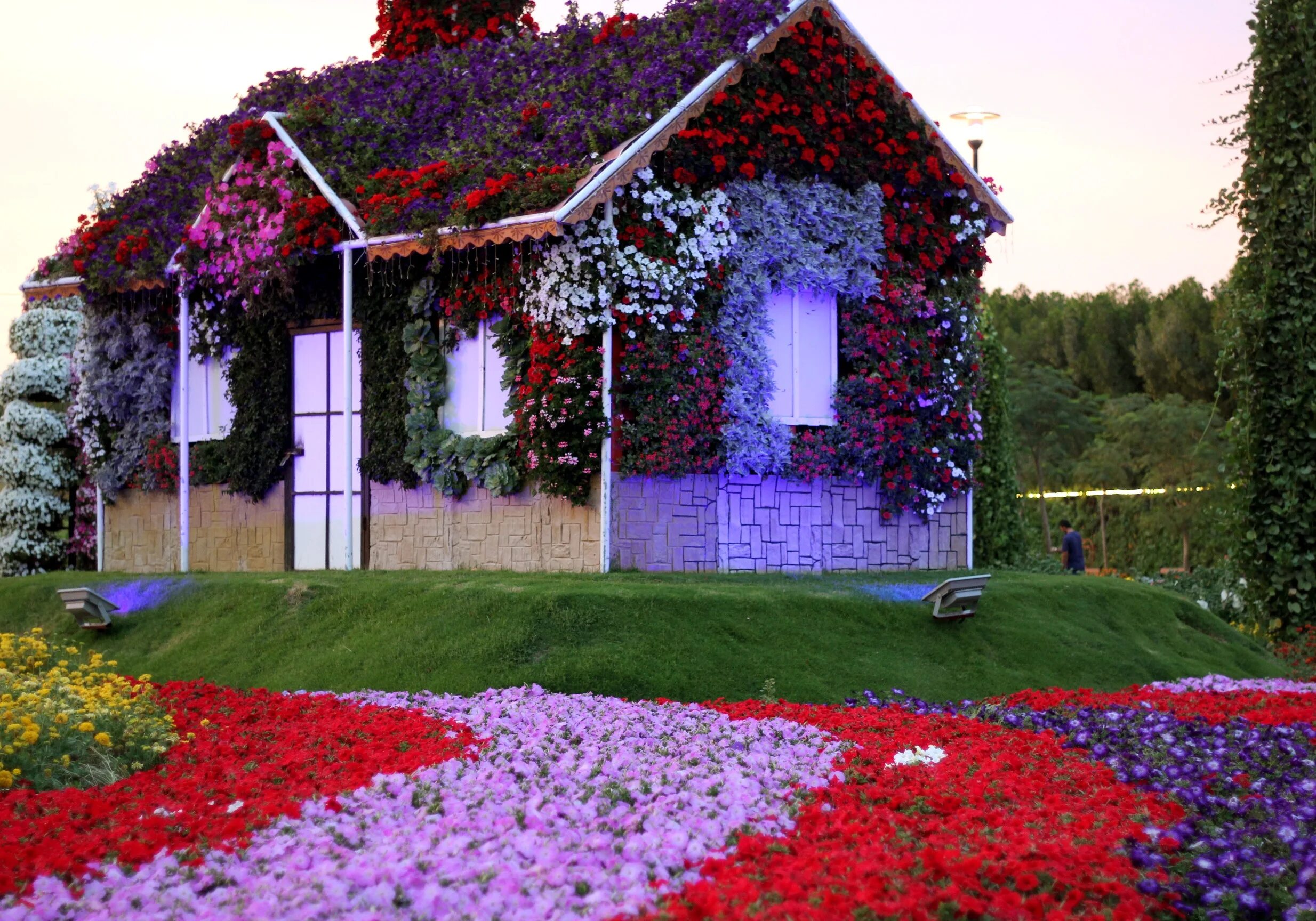 Дом с цветами розовый. Флауэрс Гарден парк Дубай. Дубайский Ботанический сад. Цветочный сад. Сад с цветами.