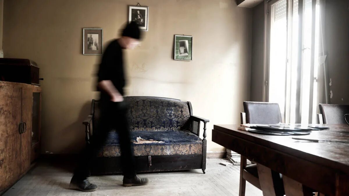 Девушка приглашает в дом. Родители с детьми в гостинице. Комната фильм 2003 томми вайсо. Мужчина и женщина в спальне. Фильм комната томми вайсо.