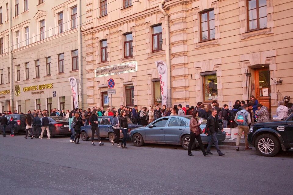 Очередь в эрмитаж. Очередь в эрмитаж 2022. Типичный житель санкт-петербурга. Очередь в музей. Санкт-петербург очередь в эрмитаж.
