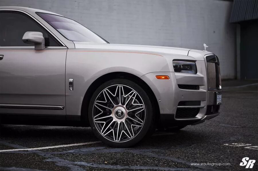 Диски роллс. Колеса Rolls Royce Cullinan. Диски на Роллс Ройс Куллинан. Rolls Royce Cullinan 24 диски. Оригинальные диски Роллс Ройс Куллинан.