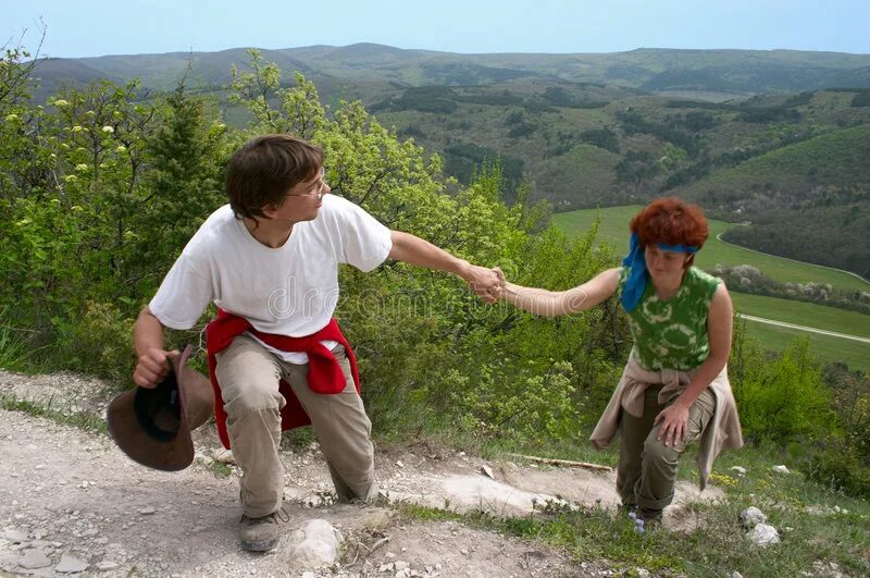 Баба помогает мужику. Мужчины и женщины мочатся на природе. Молодая супружеская пара альпинисты. Мужчина помогает парню забраться на. Два человека помогают другому вскарабкаться на гору.