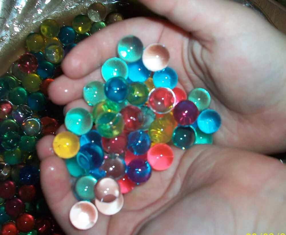 Какие шарики купить. Гидрогель Орбис. Разноцветные гидрогелевые шарики. Шарики растущие в воде. Маленькие цветные шарики.