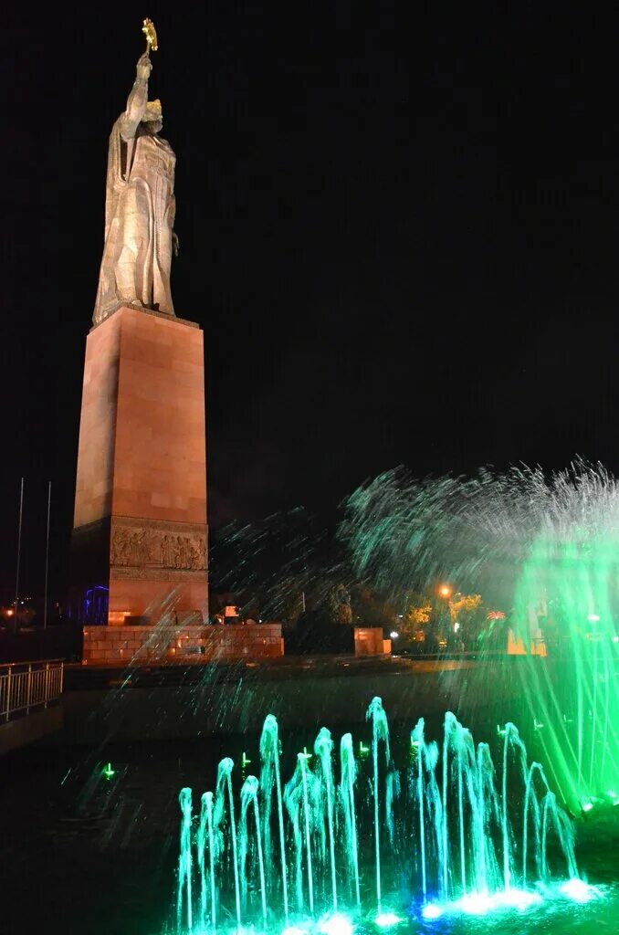 Памятник исмоили сомони 1999. Сомони худжанд. Сомони худжанд. Памятник исмоили сомони в худжанде. Худжанд исмаила самани.