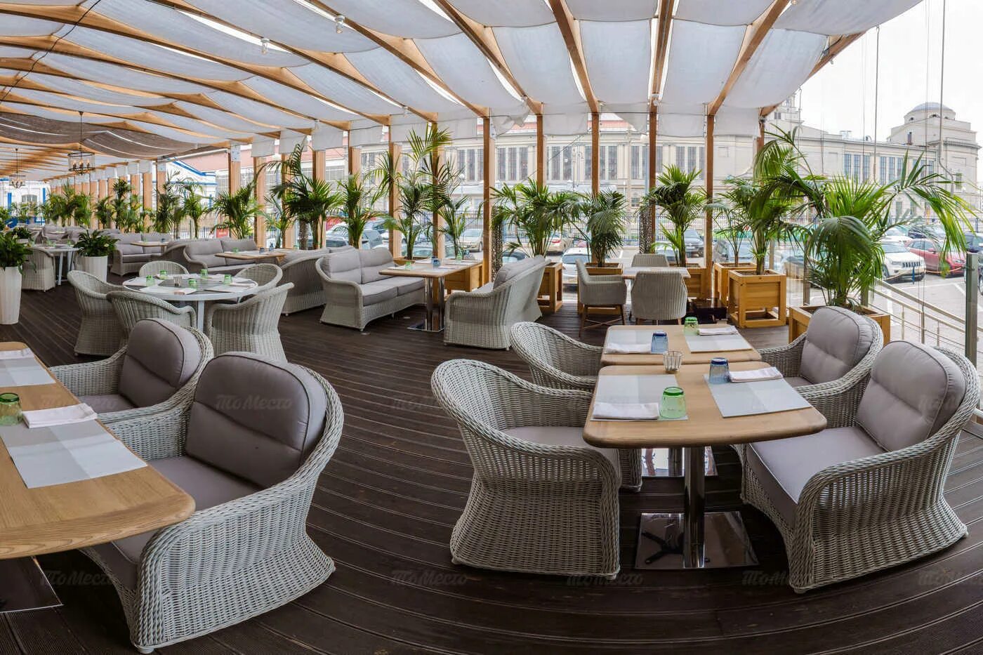 Ресторан radisson royal moscow. Яхта рэдиссон роял. Кафе рэдиссон. Ресторан buono гостиница украина. Рэдиссон челябинск ресторан.