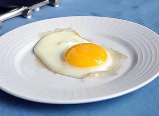 1 жареное яйцо без масла. Яйцо глазунья калорийность. Жареные яйца. Яичница калории. Жареное яйцо глазунья калорийность.
