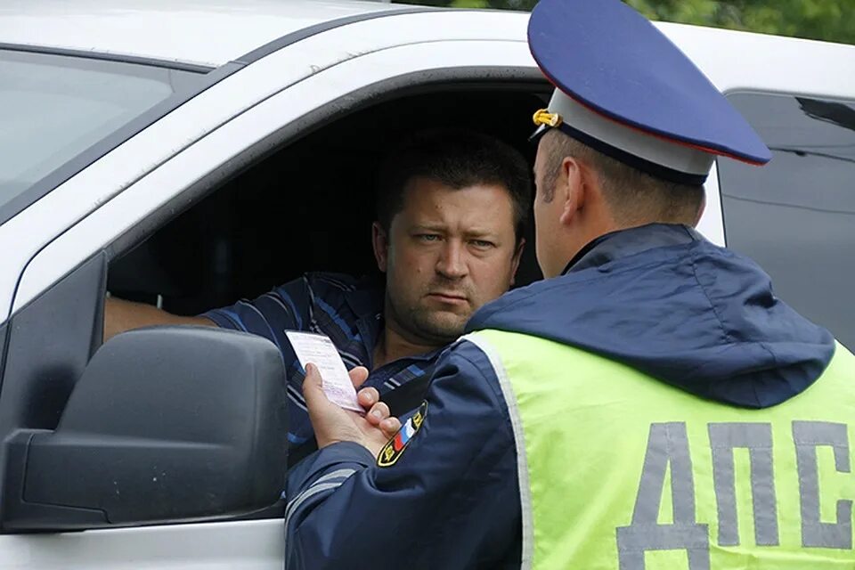 Гаишник. Инспектор ГИБДД. Водитель и ГИБДД. Остановил сотрудник ГИБДД.