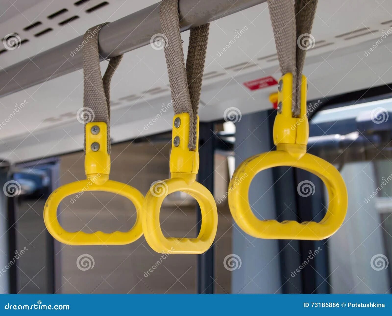 Картинка ручка в транспорте. Ручки в автобусах висячие. Висит на ручке. Ручки для комода. Повеситца на дверной ручке.