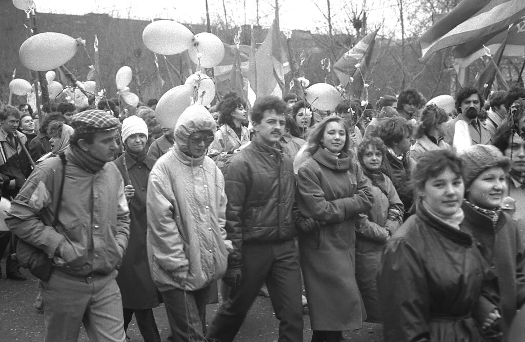 1 мая 1988. Демонстрация 1 мая 1988 года в Москве. Первомайские демонстрации в Риге 1988. Первомайская демонстрация 1995 год. Россия 1988 год.